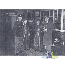 dhr. van Leeuwen,Smits en de inspecteur Timmer samen met de Adjudant Breeman van de K. Marechaussee april 1963 Coll. W.Lussing